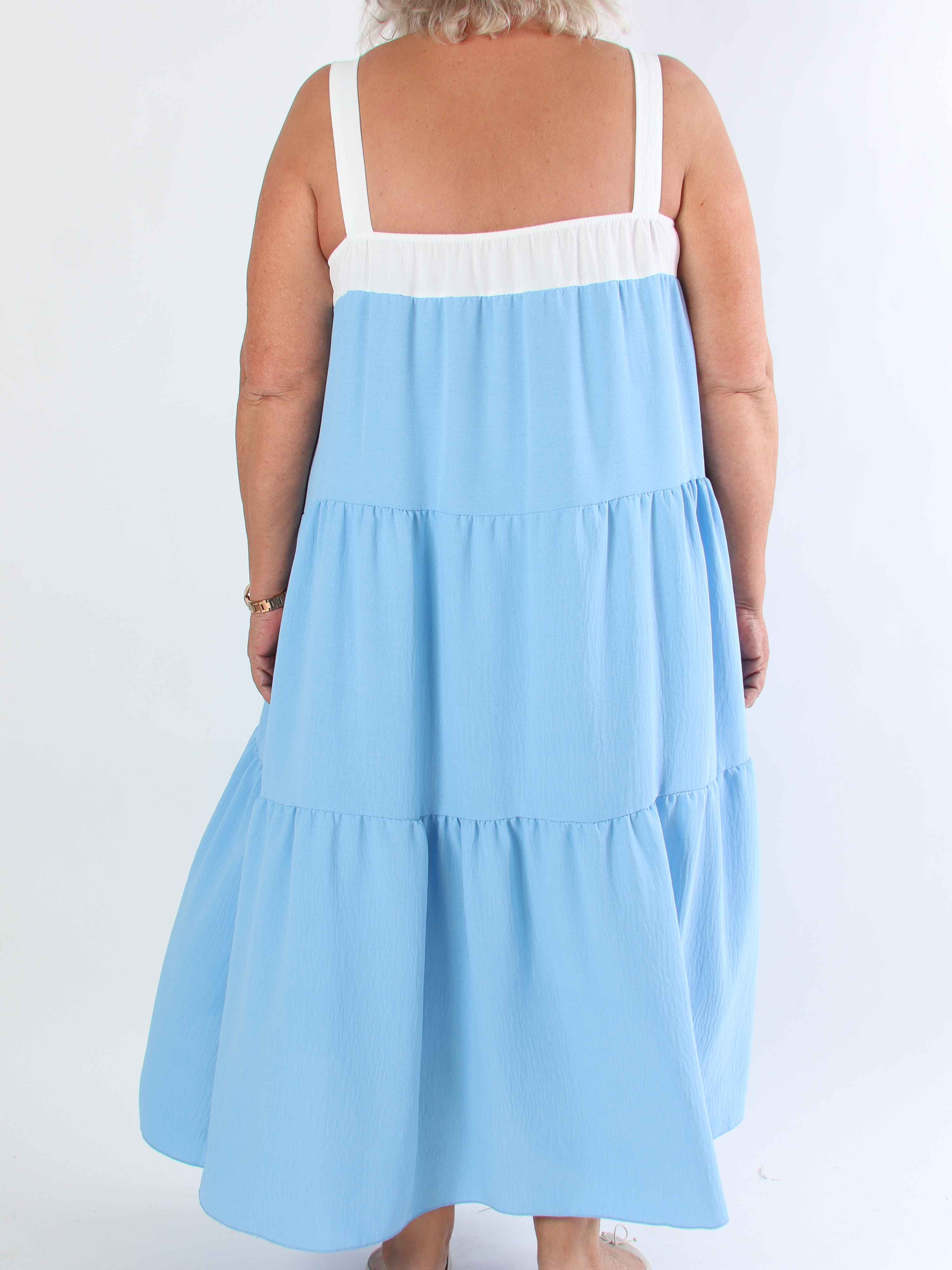 Glenna - Lång plus size klänning i viskos med vita axelband